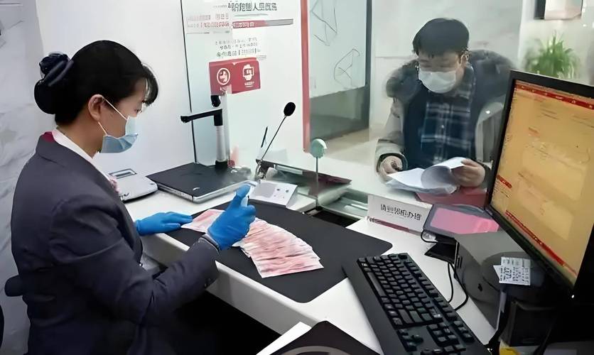 每经记者探访多地银行取款要求：大额取现多需提前预约，但资金来