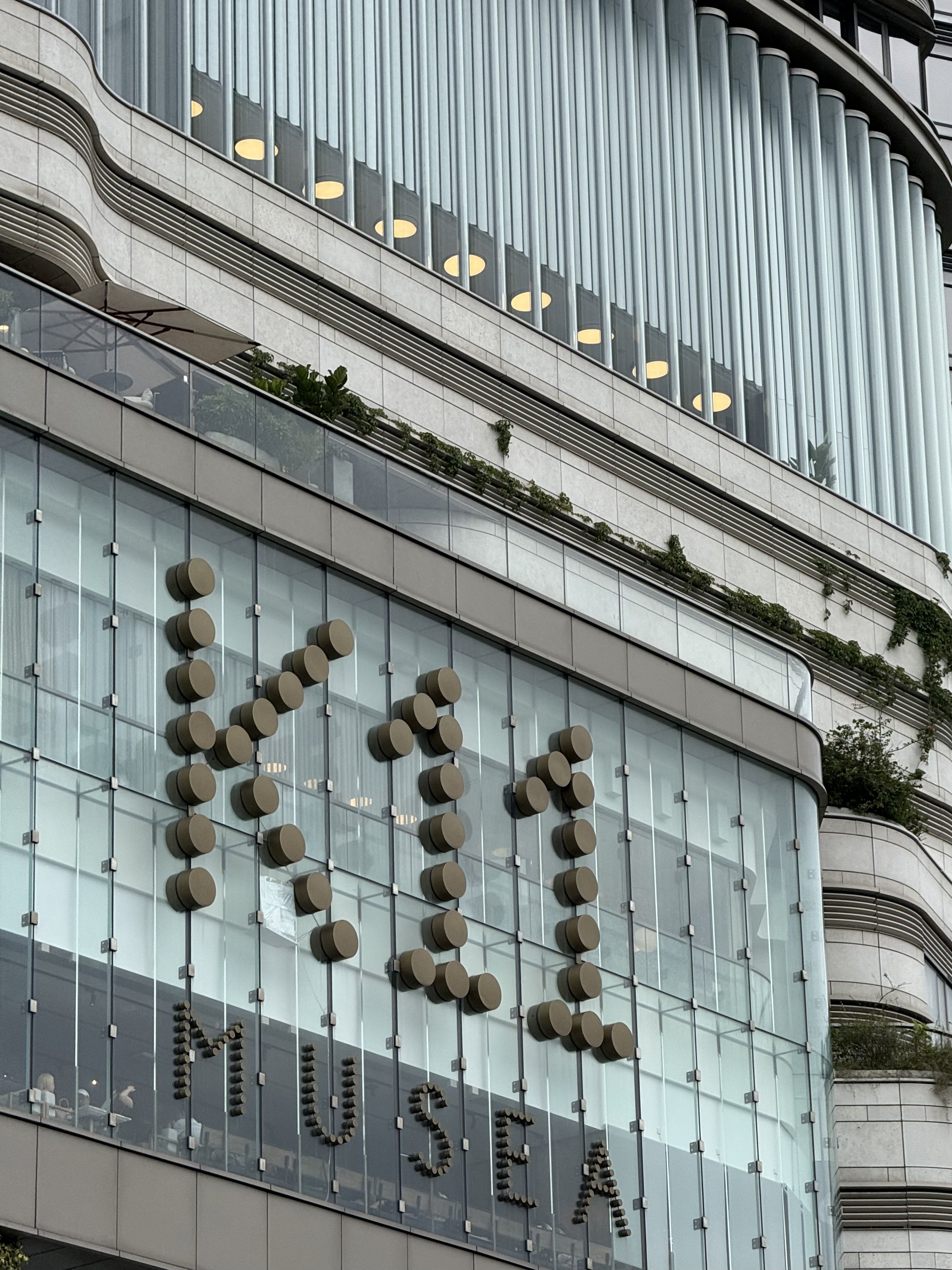 香港千亿豪门拼命化债，新世界发展五折减债方案首轮置换落地，拿