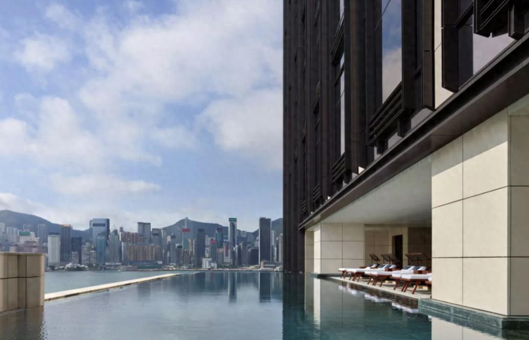 香港豪门家族郑裕彤之女掌舵的瑰丽酒店将出售？“目前均正常运营