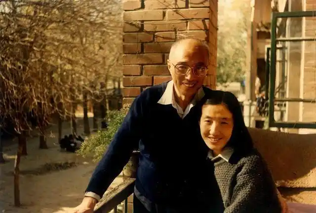 27岁女子爱上63岁火箭专家，相守27年他去世后，她才知他的