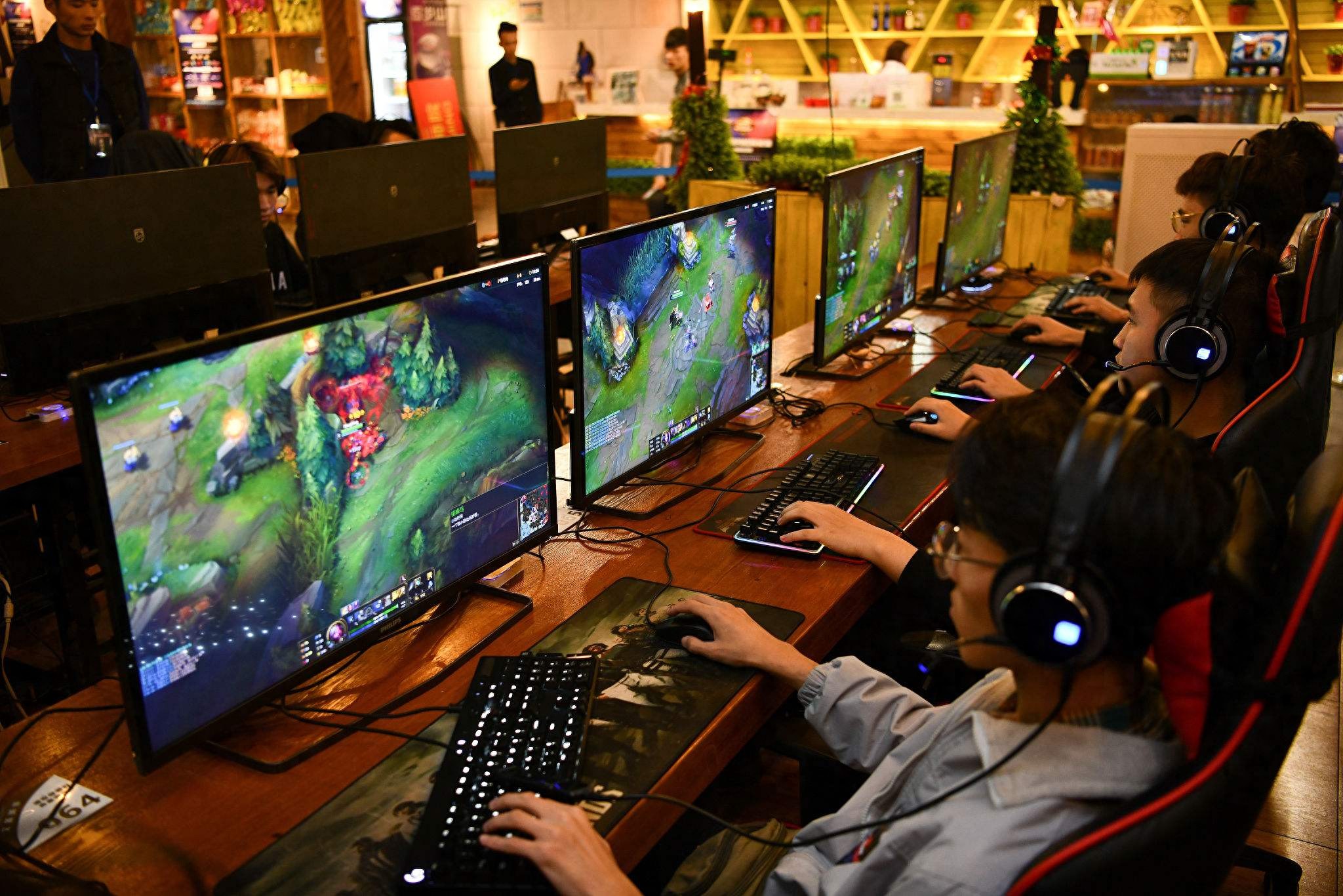 浙江小伙辞职创业做游戏，31岁成中国首富，后因牵挂太多放弃皈