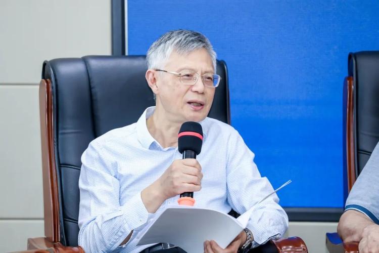 杨国荣︱哲学的历史和使命——在哲学系2025级新生入学典礼上